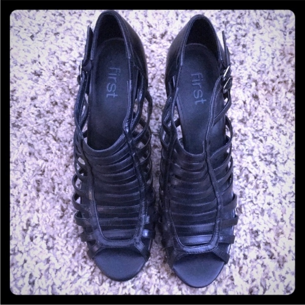 🛍Rare Black Gladiator Shoe by First Sz 8
